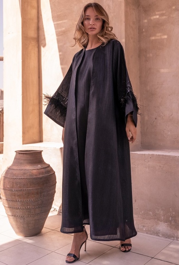 موديلات عبايات مطرزة بالريش لعيد الأضحى 2022