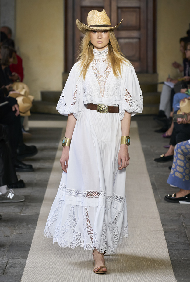 موديلات فساتين باللون الأبيض لإطلالة منعشة في صيف 2022