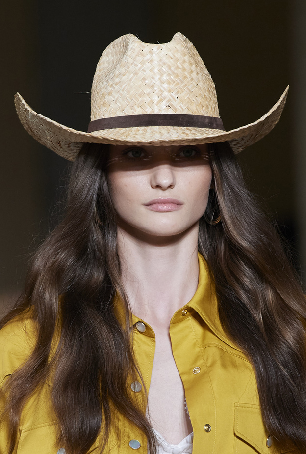 3 صيحات قبعات بتدرجات اللون البيج سترافق إطلالات صيف 2022