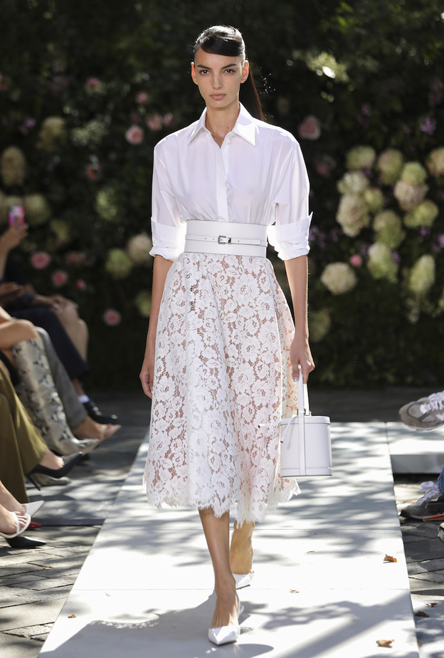 أجمل تصاميم القميص الأبيض العصرية منها والكلاسيكية 