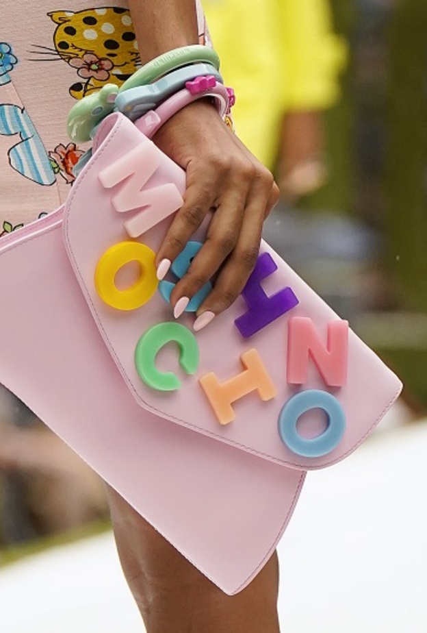 حقائب باللّون الزهري رائجة لصيف 2022 من Moschino