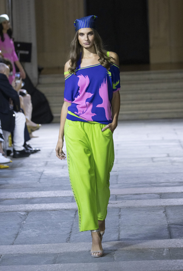 إطلالات بألوان زاهية مع البناطيل الخضراء لصيف 2022