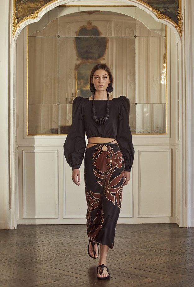 إطلالات بألوان ترابية مميّزة ولافتة من Ortiz