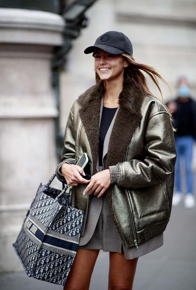 حقائب يد كبيرة 2022 رائجة بتنسيقات مختلفة بأساليب متنوعة من Street style