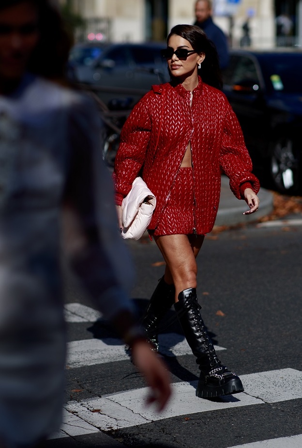 تنسيق إطلالات باللّون الأحمر للوك عصري لافت بأسلوب Street style