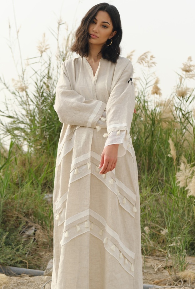 عباية شبابية باللونين البيج الفاتح والأبيض مع لمسات جذابة من Privilege Official