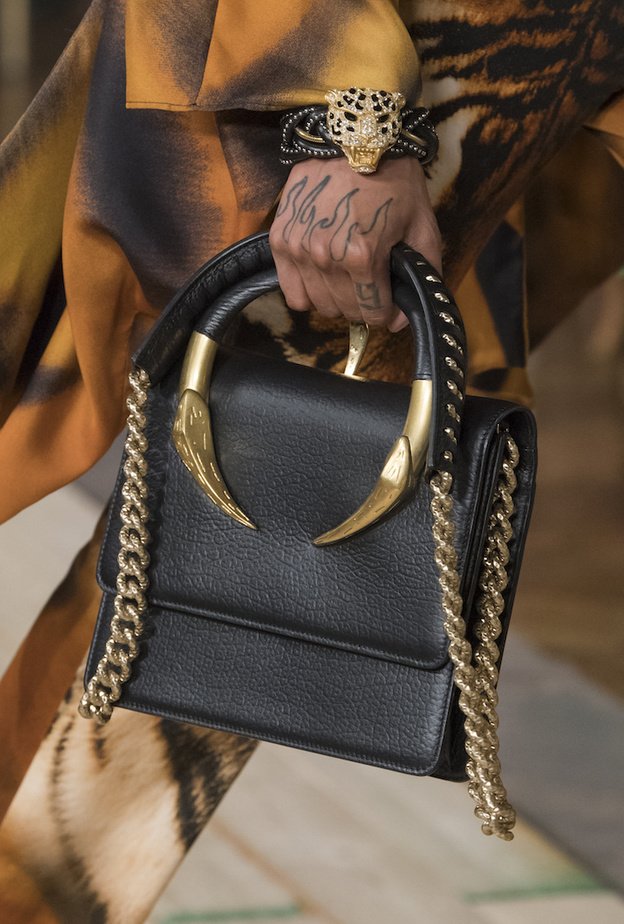 تصميم إيدجي من الجلد الأسود مع اللمسات المعدنية الذهبية من Roberto Cavalli 