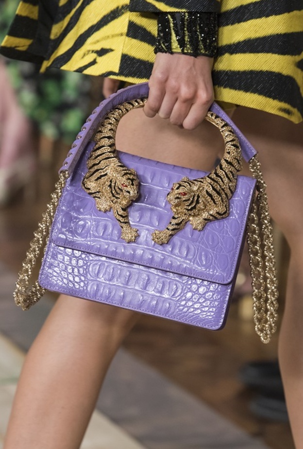 موديلات حقائب باللّون البنفسجي صيحة صيف 2022 من Roberto Cavalli