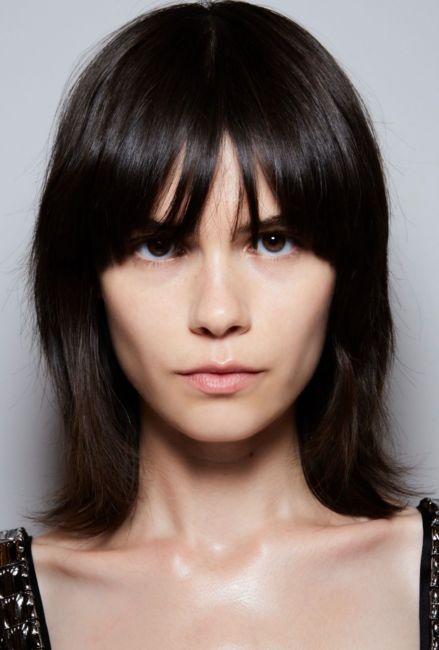 أجدد قصات شعر للصبايا موضة صيف 2022 من عروض الأزياء