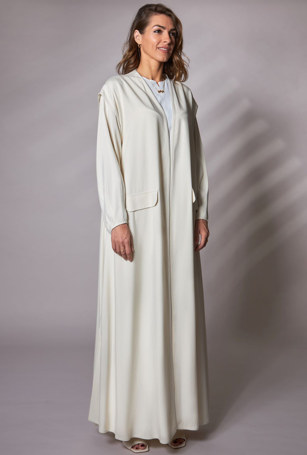البساطة والهدوء بالعباية باللون العاجي من تصميم Sadel