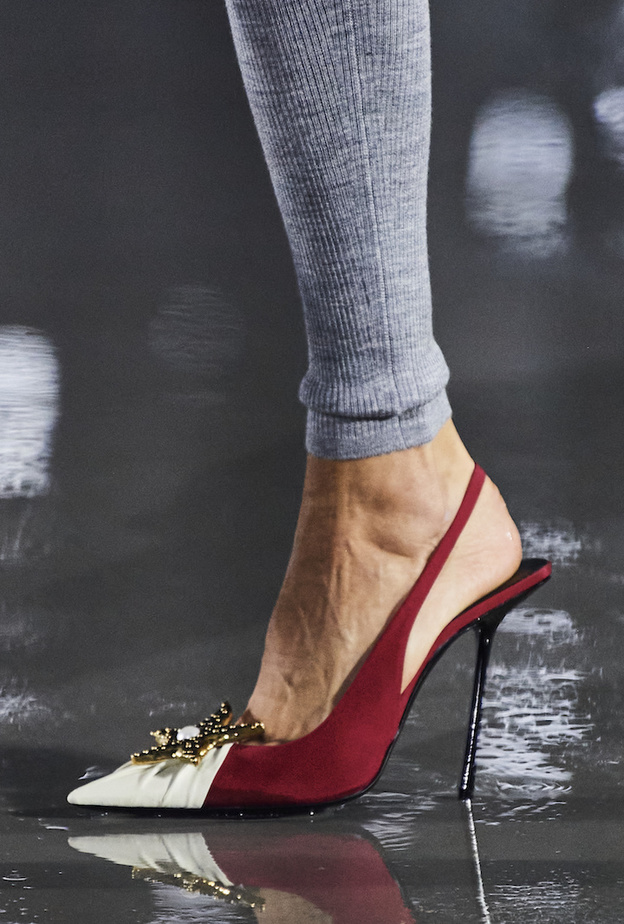 الأكسسوارات المعدنية الجذابة برزت بحذاء مدبب بالأبيض والأحمر من Saint Laurent