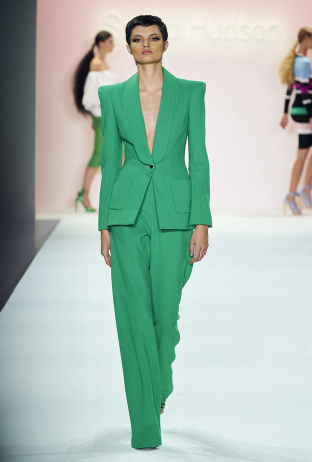 بدلات رسمية راقية وخضراء لتتألقي بها في مناسبات صيف 2022