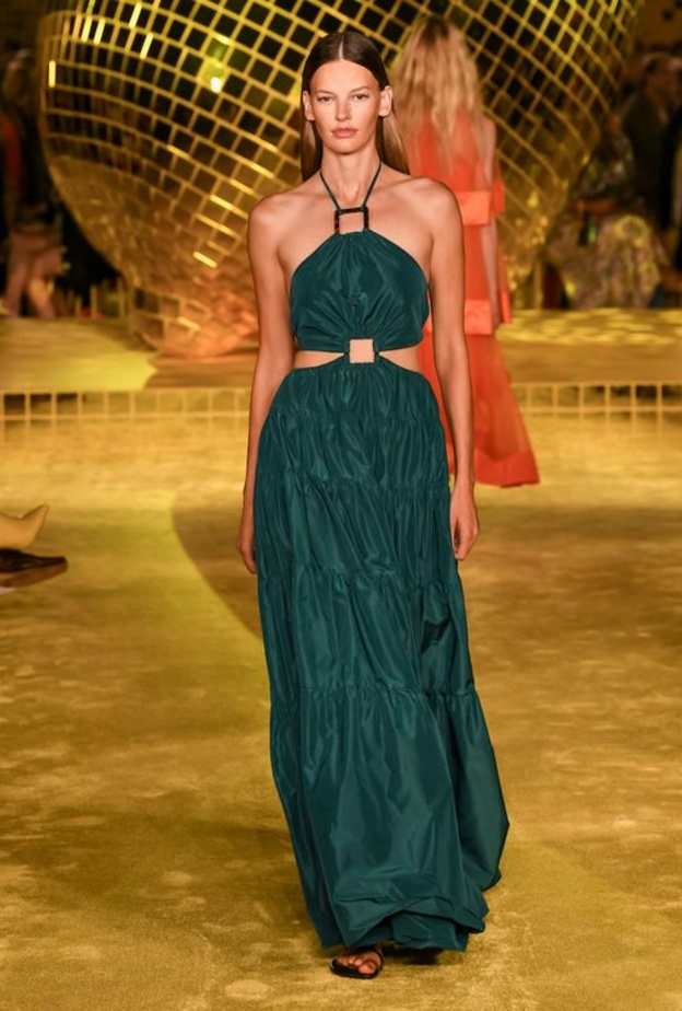 أحدث موديلات فساتين عصرية تزينها الفتحات موضة صيف 2022