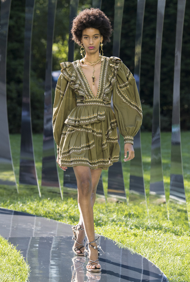 أفكار تنسيق فساتين باللون الزيتي موضة صيف 2022