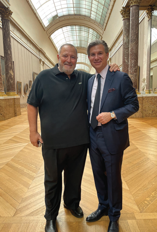 الزميل عدنان الكاتب مع "لويس فيرل" الرئيس التنفيذي ل"فاشرون كونستانتين" خلال الجولة داخل "اللوفر"