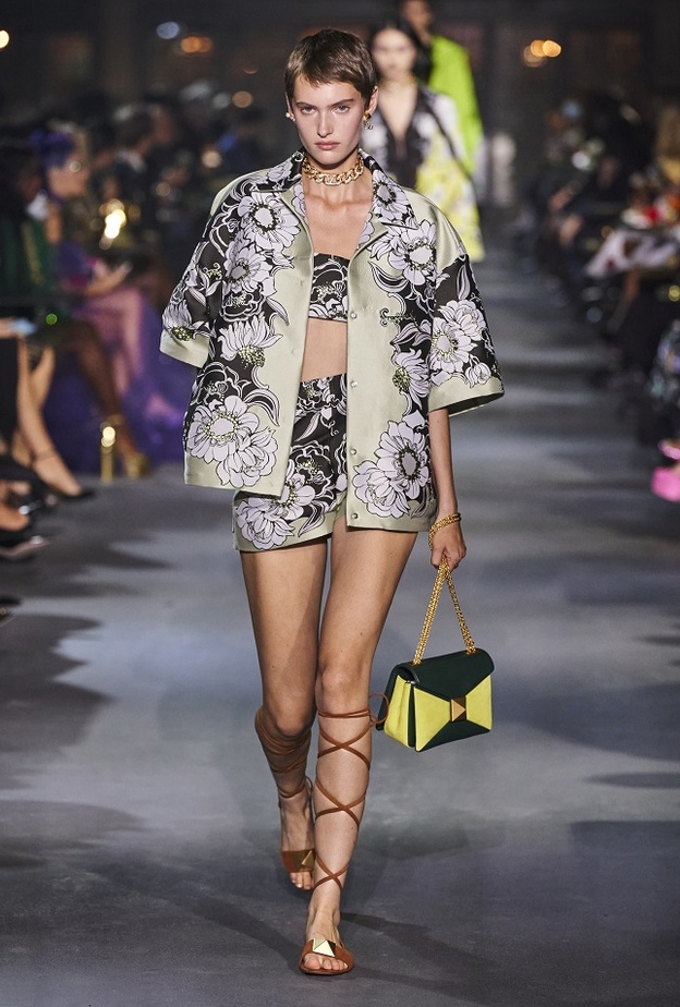 تنسيق الشورت للوك صيفي لافت من Valentino