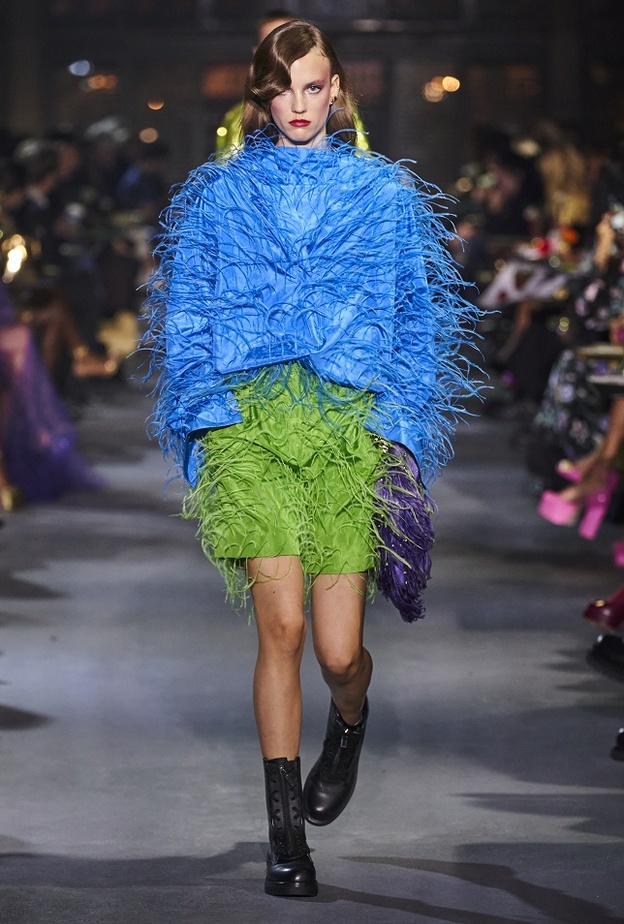 تنسيق اللّون الأخضر مع الأزرق بأسلوب Valentino المميّز صيحة موسم صيف 2022