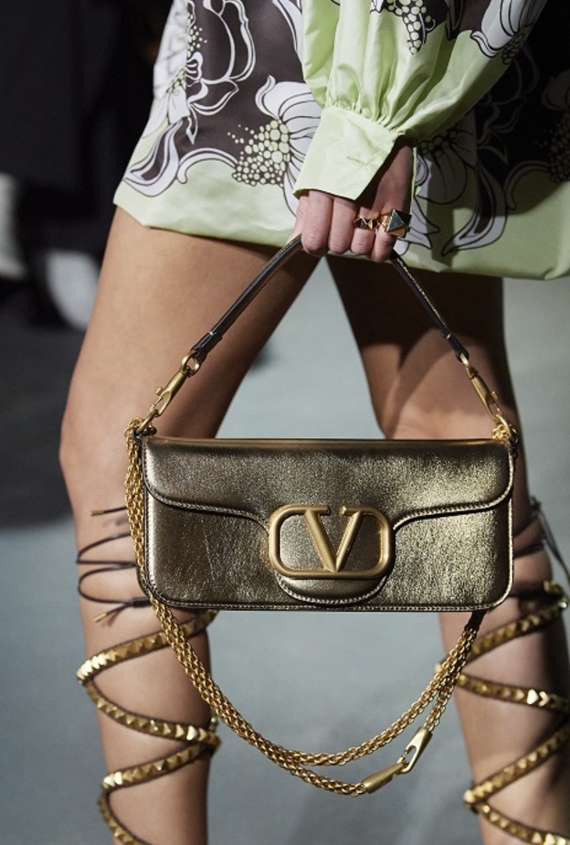 موديلات حقائب برونزية مميّزة صيحة صيف 2022 بأسلوب Valentino