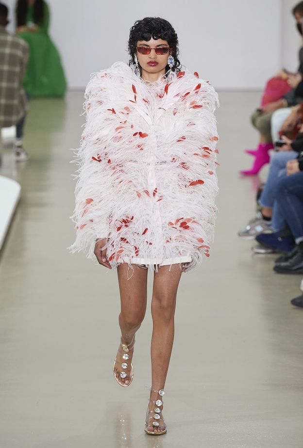 تنسيق الأحمر مع الابيض للوك شيك لافت بأسلوب Giambattista valli