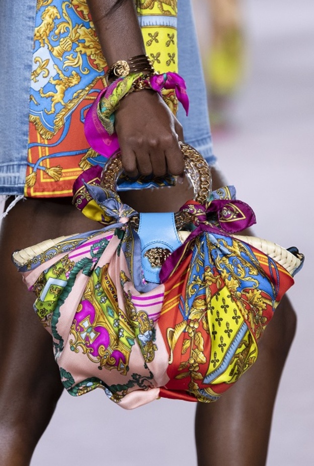 تصاميم حقائب متنوعة الألوان لإطلالة لافتة من Versace