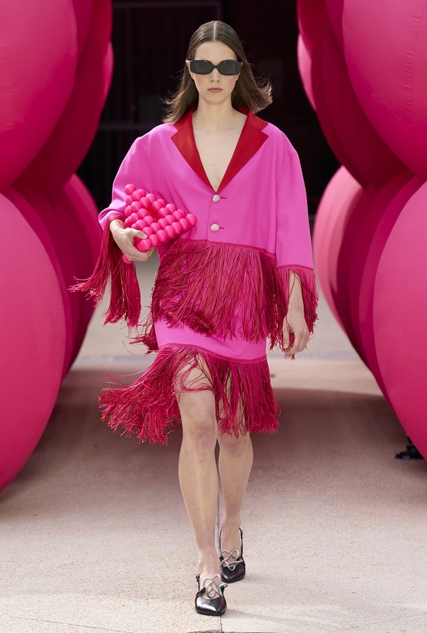 تنسيق إطلالات مع اللّون الفوشيا صيحة موسم ربيع وصيف 2022 من Victoria Tomas