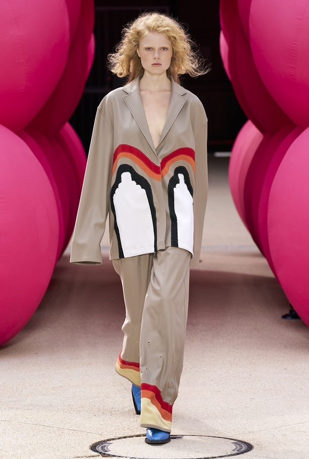 تنسيق السروال الواسع بأسلوب الطقم صيحة صيف 2022 من Victoria Tomas