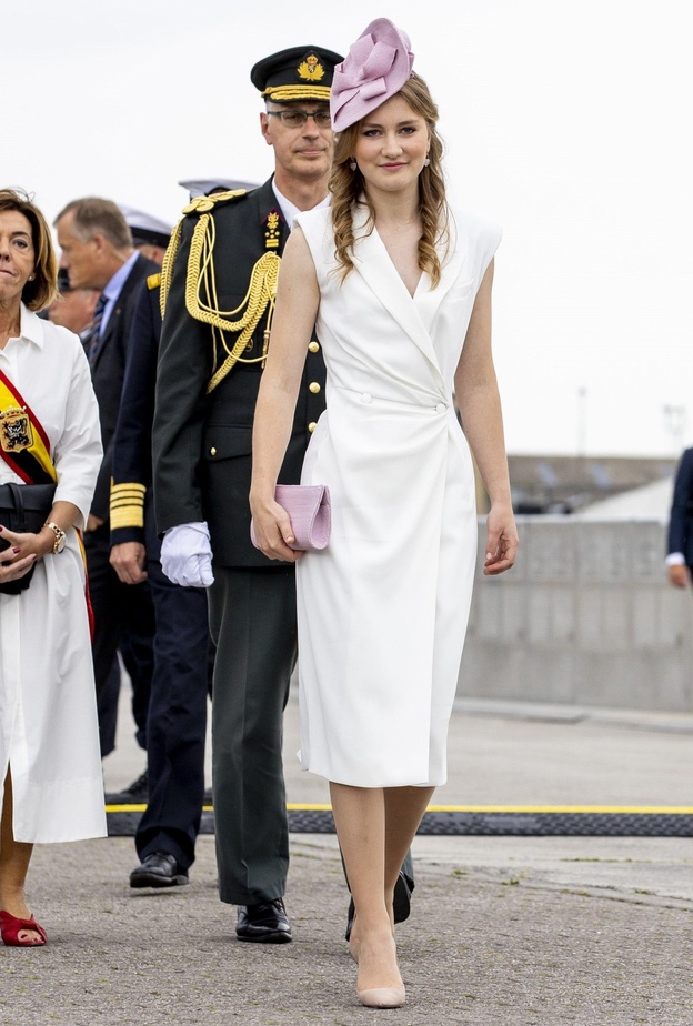 الأميرة إليزابيث تقوم بأولى مهماتها الرسمية المنفردة تحت الأمطار