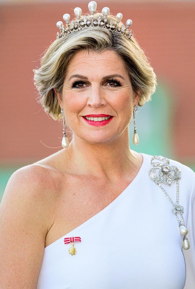 الملكة ماكسيما تتألق بإطلالة ساحرة باللون الأبيض في النمسا