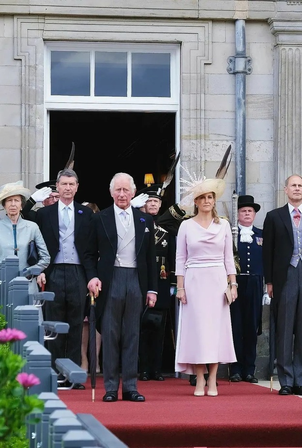 الأمير تشارلز يستضيف حفل حديقة في اسكتلندا بالنيابة عن الملكة