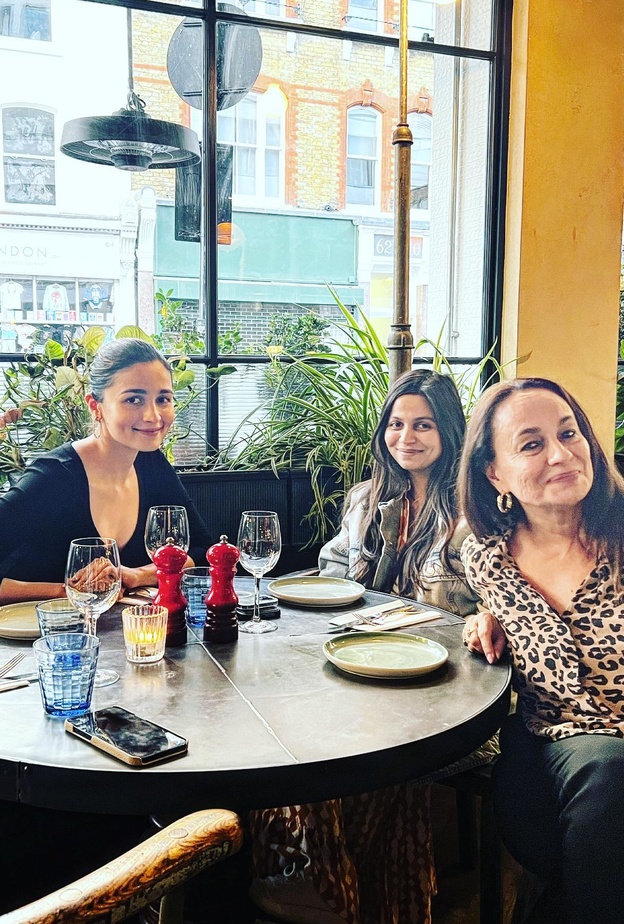 عليا بهات تنضم إلى اجتماع عائلي مصغر لعائلة كابور في لندن