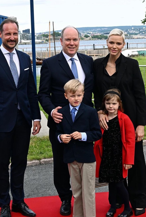 الأمير ألبرت والأميرة تشارلين وطفليهما في النرويج