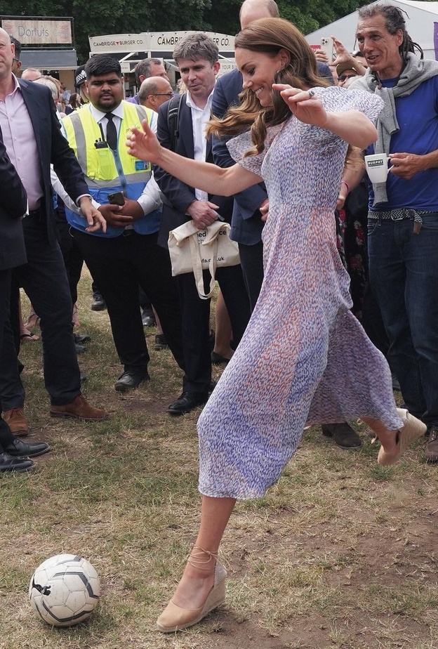 كيت ميدلتون تستعرض مهارتها في كرة القدم في ظهور رسمي جديد