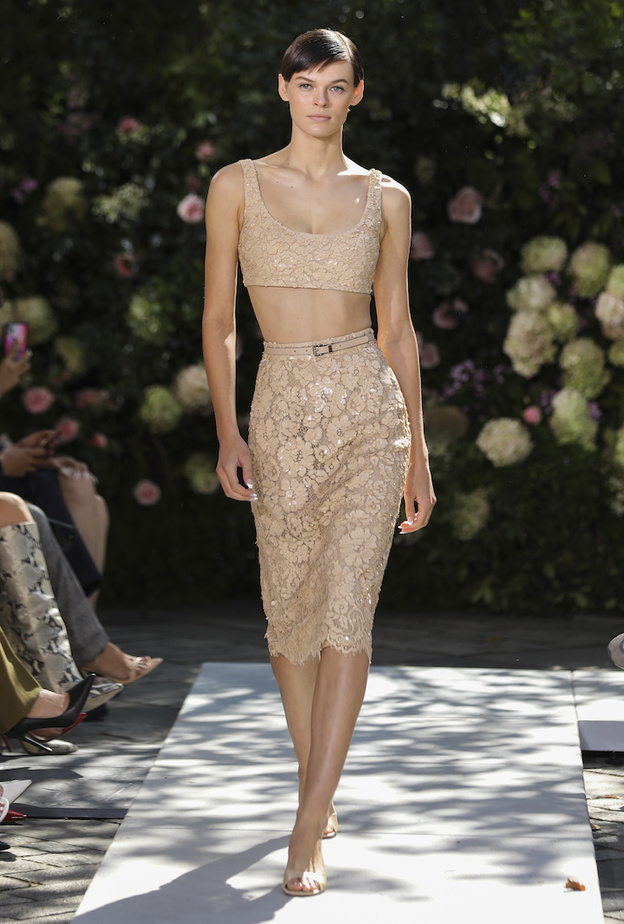 لون البيج الهادئ مع الدانتيل الناعم والمرهف بإطلالة فاخرة من Michael Kors