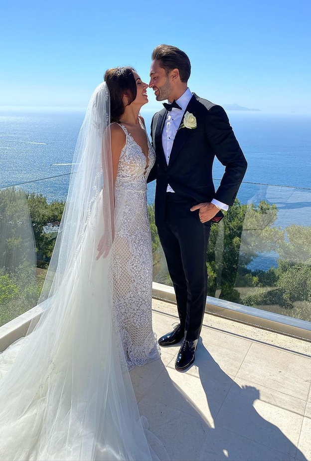 الممثلة البريطانية جيوفانا فليتشير تحتفل بزفاف شقيقها الأصغر بصور من حفل زفافه