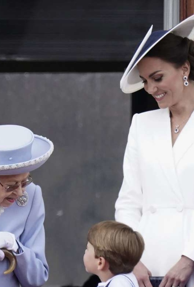 خبير قراءة الشفاه يفك شفرة الحديث بين الأمير لويس والملكة إليزابيث