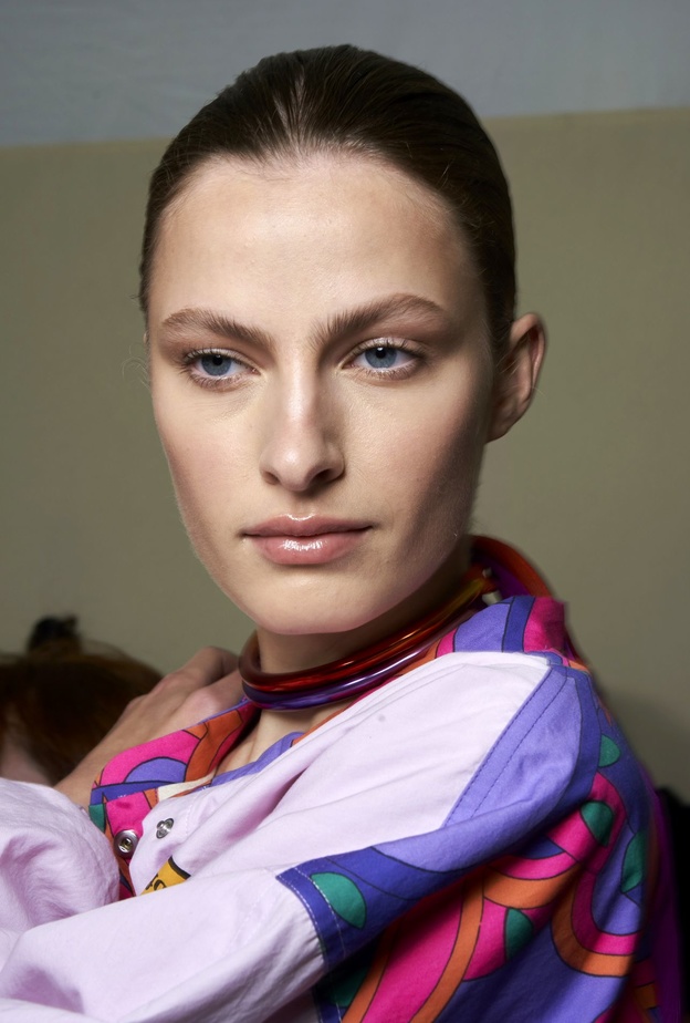 حيل جمالية لتوسيع سحبة العيون المبطنة باستخدام الماسكارا