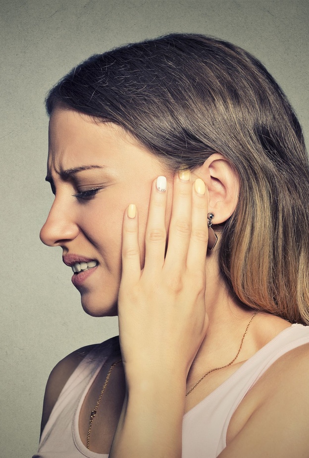 الدوار من أعراض التهاب العصب الدهليزي في الأذن.. فما أسبابه