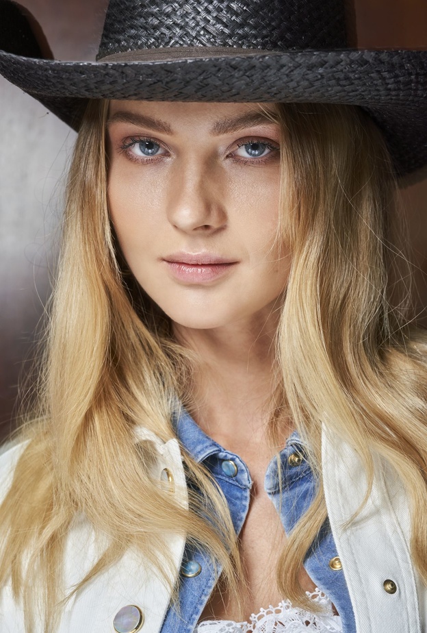 حيل لتوسيع العيون الصغيرة بتطبيق رسمات مكياج نيود مناسب لساعات النهار