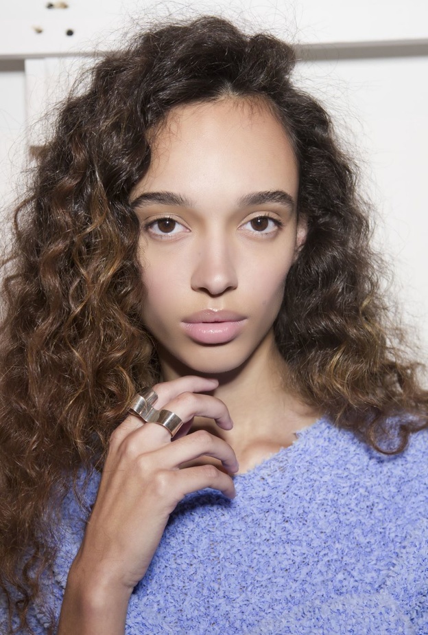 تسريحات شعر كيرلي سهلة وسريعة لكل المناسبات