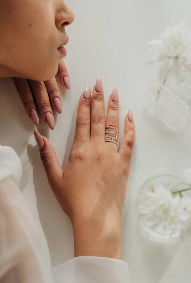 طرق فعالة للتخلص من تصبغات وإصفرار الأظافر بفترة قصيرة