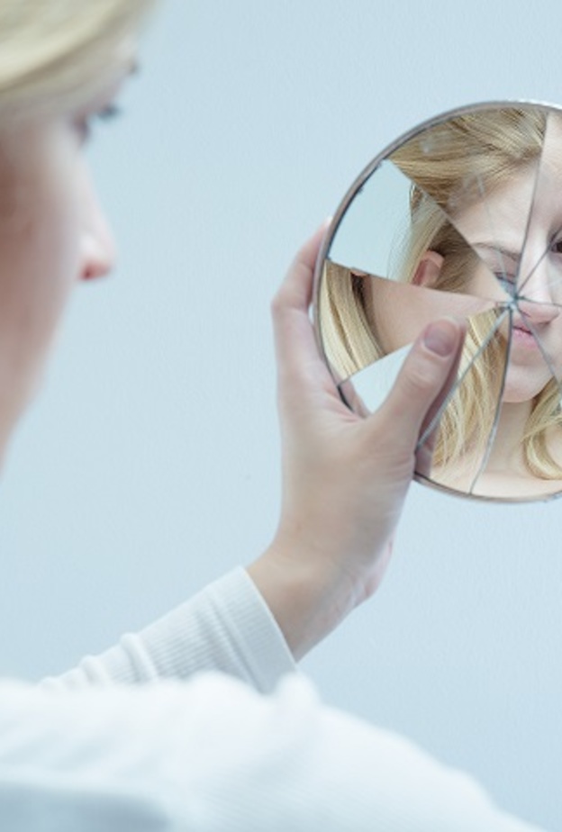 للمرأة التي تعاني من تدني تقدير الذات.. إليكِ الأسباب والنصائح من اختصاصية