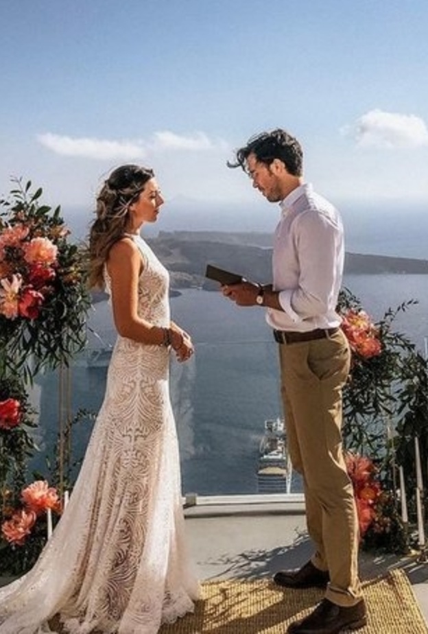 أفكار رائعة لديكور طاولات حفلات الزفاف بزهور الفاوانيا