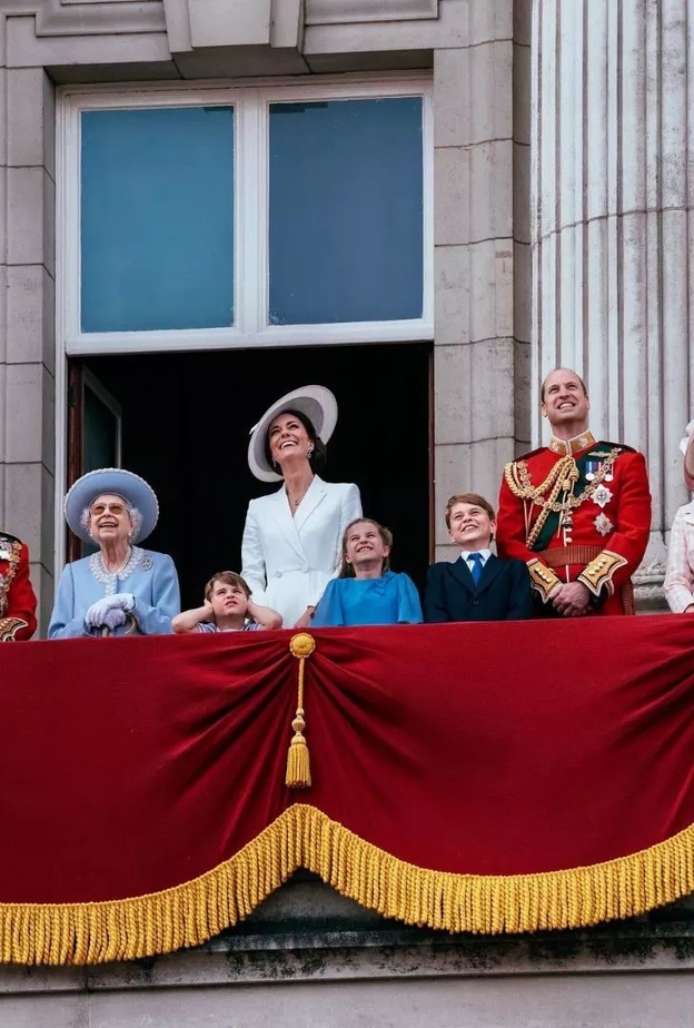  العائلة المالكة البريطانية تظهر في شرفة قصر باكنغهام في احتفال "موكب الألوان"