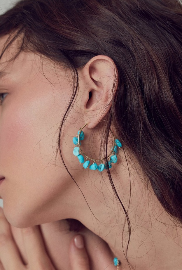 أجمل أقراط الفيروز الساحرة التي لا غنى عنها في اطلالة الشاطئ