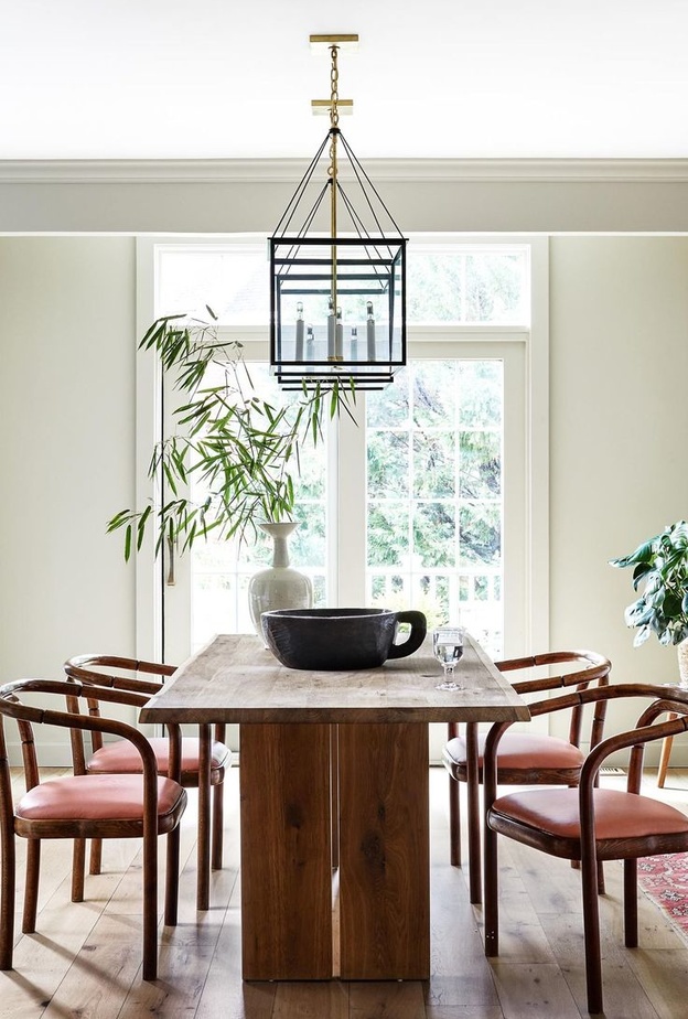 أحواض النباتات الخضراء تزين ديكورات غرف الطعام 2022 بالنمط الريفي والعصري