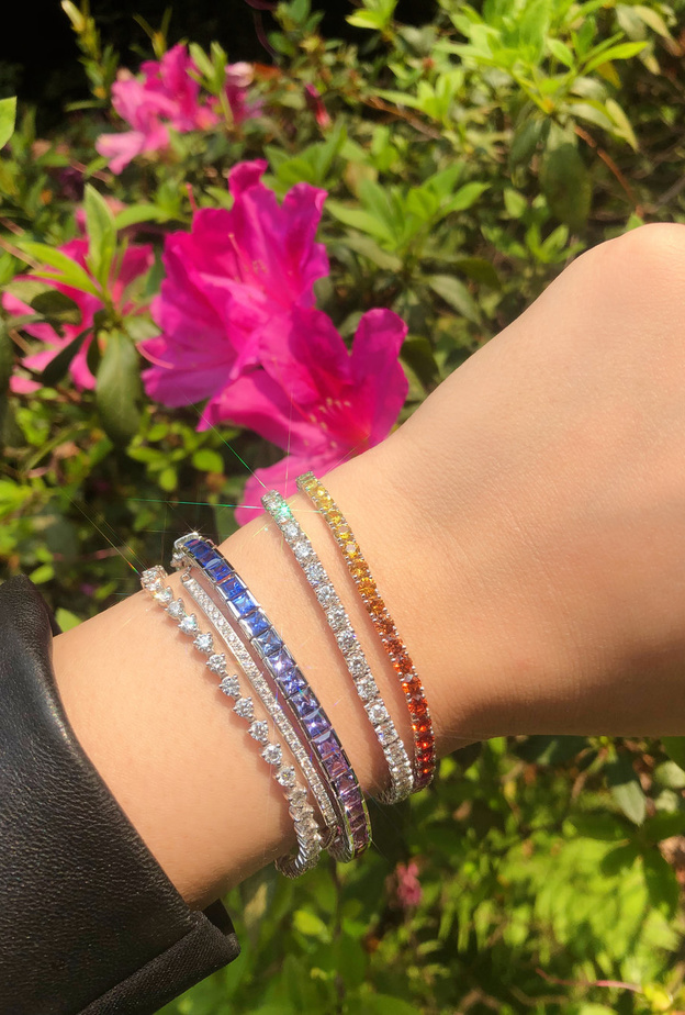 أساور التنس العصرية بالأحجار الكريمة الملونة لموسم الصيف