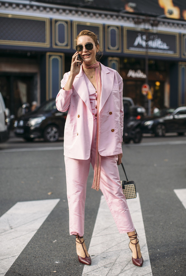 أفكار مميزة لاعتماد اطلالات في البدلة الرسمية باللون الزهري