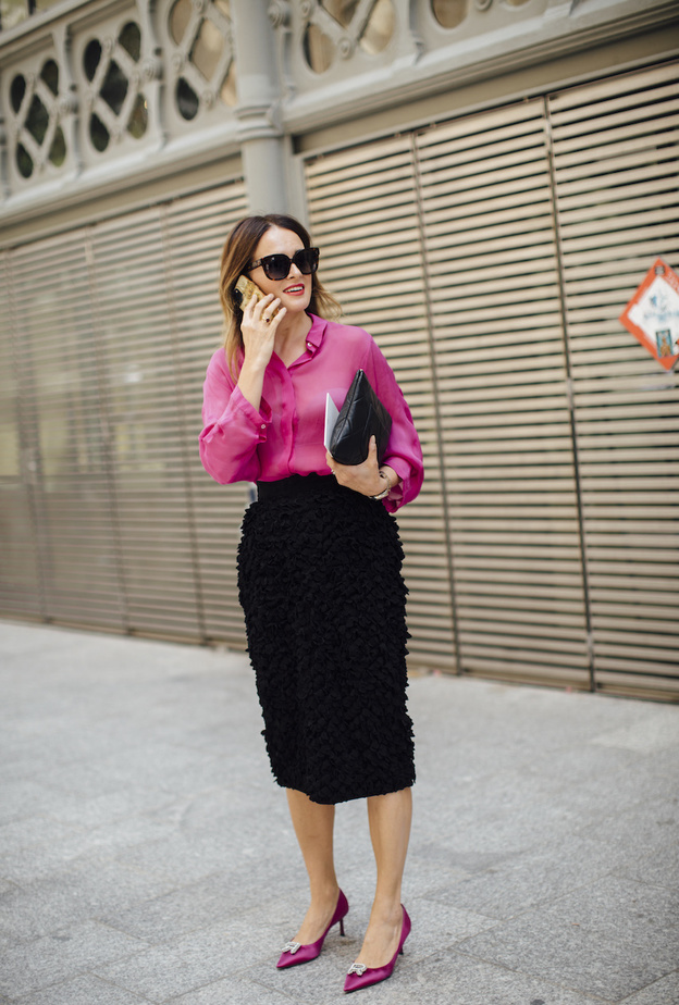 أفكار لتنسيق التنورة الميدي المستقيمة لمختلف المناسبات 