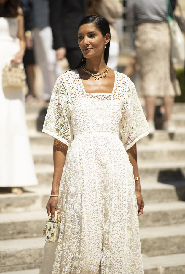 اختاري الفستان الأبيض لأيام الصيف الحارة 