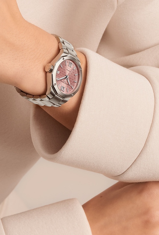 إطلالة أنثوية جذابة بالساعات ذات الأقراص الوردية
